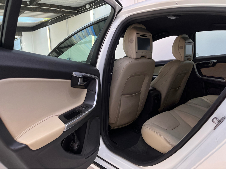 2016 Volvo S60 - image 26