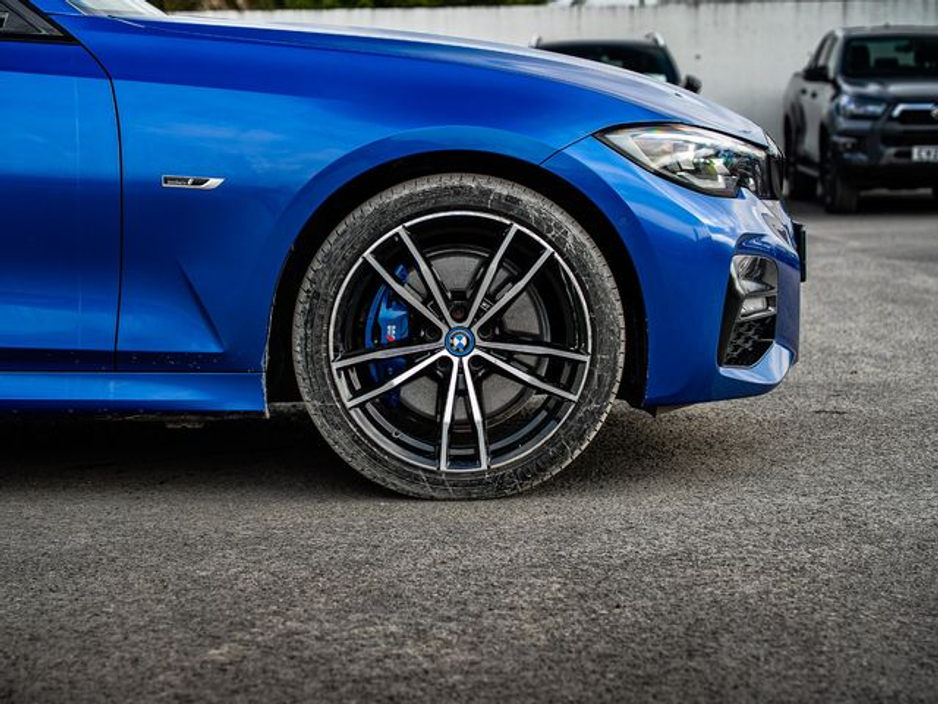 2022 BMW 3 Series - image 9