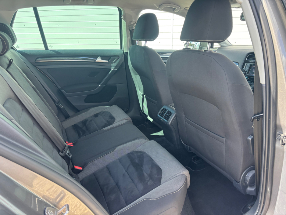 2015 Volkswagen Golf - image 10