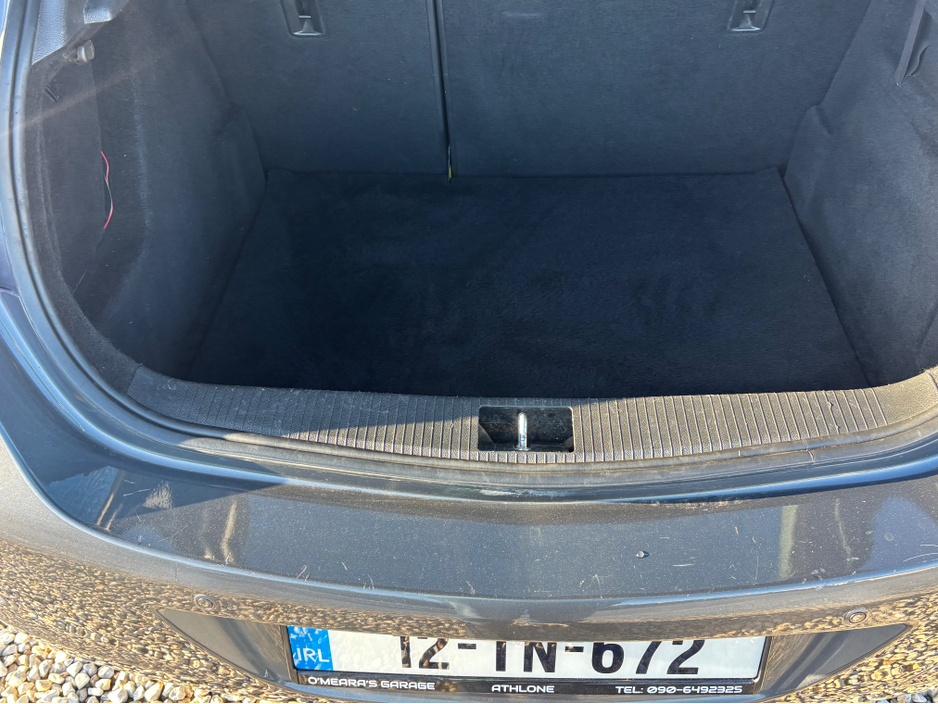 2012 Opel Astra - image 14