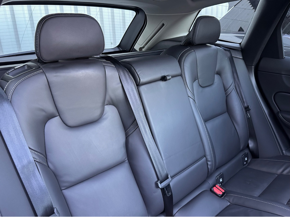2025 Volvo XC60 - image 14