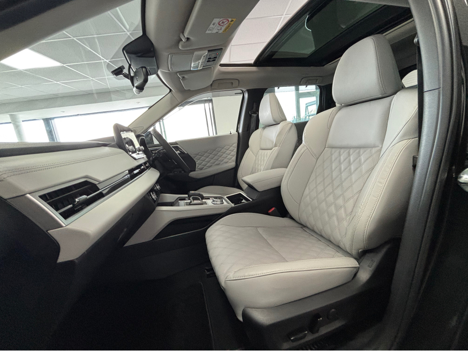 2022 Mitsubishi Outlander - image 18