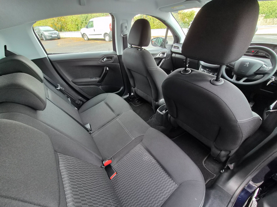 2017 Peugeot 208 - image 8