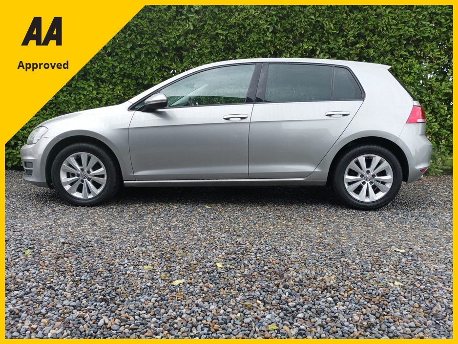 2017 Volkswagen Golf 1.2 TSI COMFORTLINE PLUS COMPREHENSIVE SERVICE HISTORY (9 STAMPS) ONLY 74,146kms FACTORY IMMOBILISER PUSH BUTTON START PROXIMITY KEY MULTI-FUNCTION STEERING WHEEL ALLOY WHEELS NCT ROADTAX €17,695