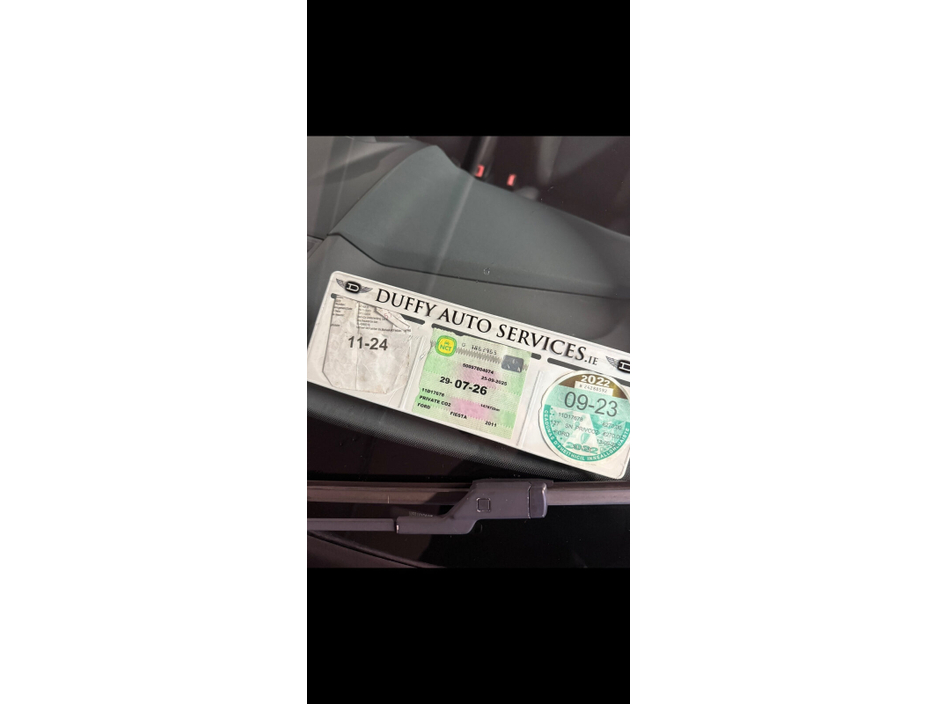 2011 Ford Fiesta - image 11