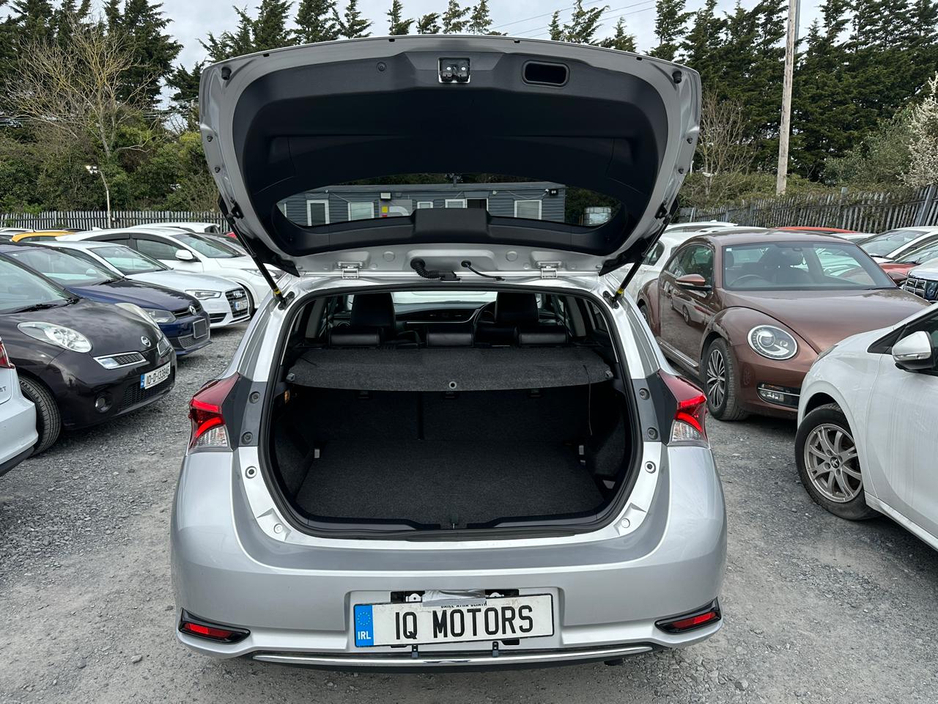 2016 Toyota Auris - image 9