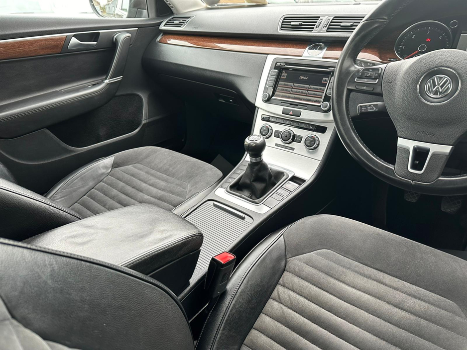 2012 Volkswagen Passat - image 16