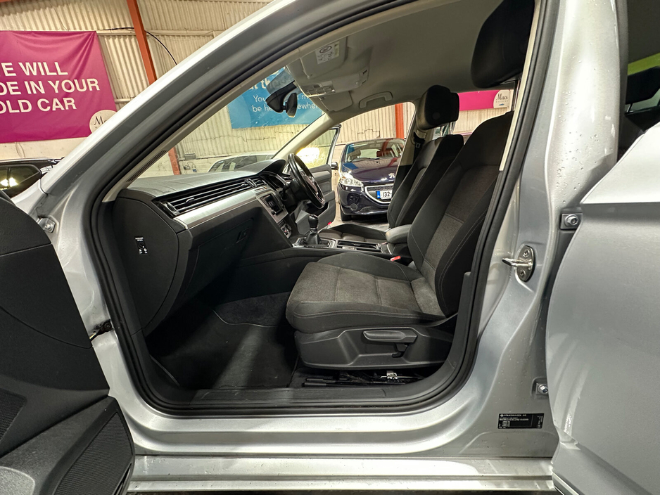 2017 Volkswagen Passat - image 12