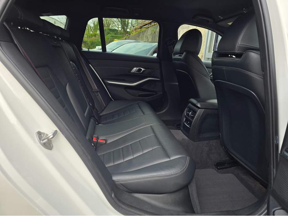 2021 BMW 3 Series - image 14