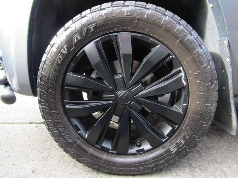 2017 Volkswagen Amarok - image 38