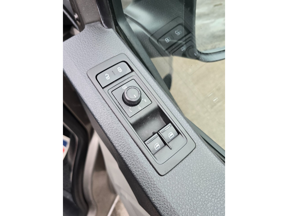 2018 Volkswagen Transporter - image 8