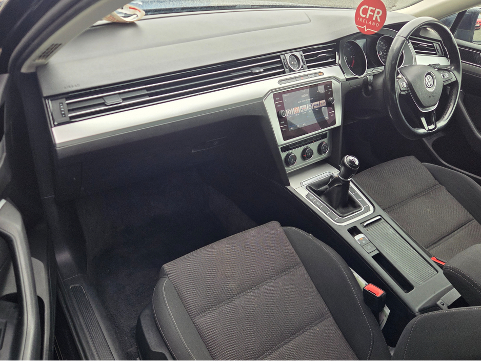 2017 Volkswagen Passat - image 5