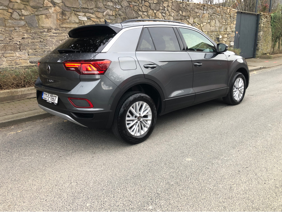 2022 Volkswagen T-Roc - image 3