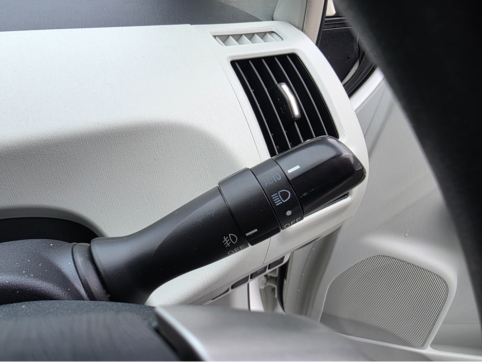 2013 Toyota Prius Alpha (7 Seater) - SELF CHARGING HYBRID -ALLOYS - REVERSE CAMERA - SIMI DEALER - LOW ROAD TAX BAND €13,450