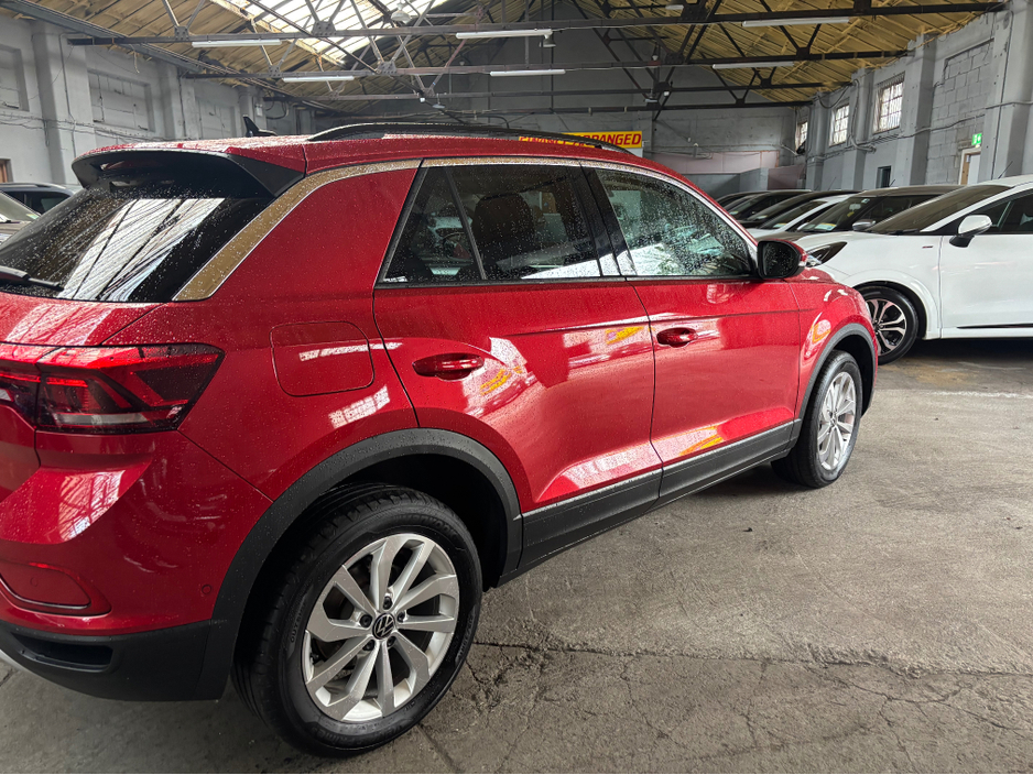 2024 Volkswagen T-Roc - image 4