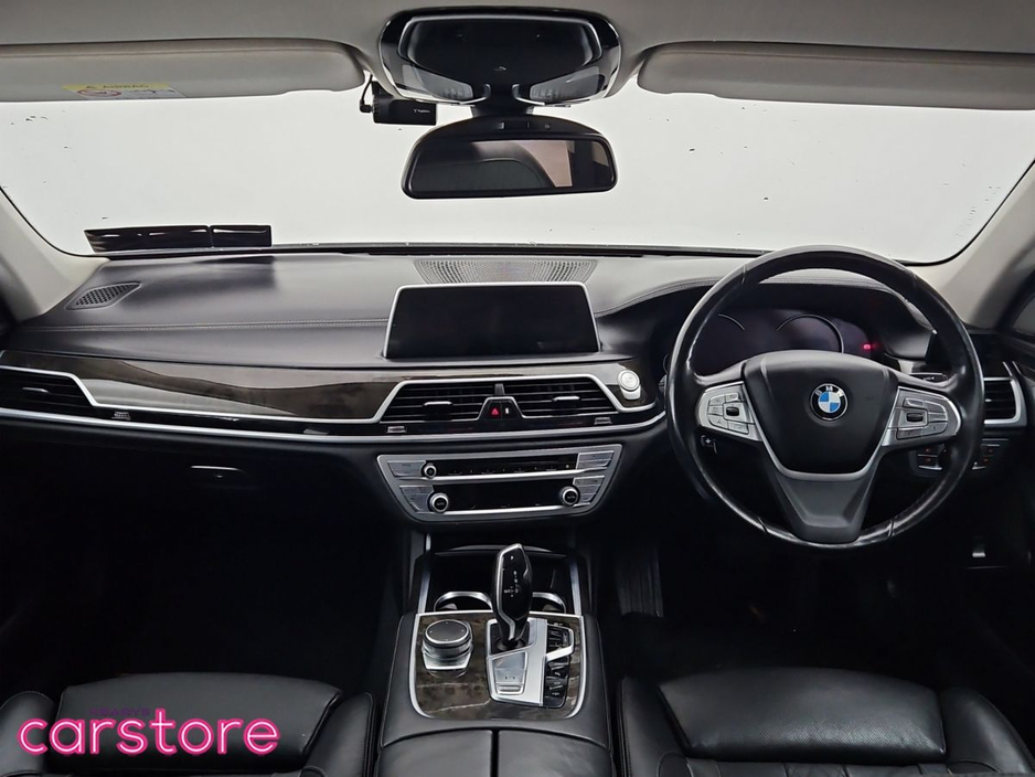 2016 BMW 7 Series - image 11