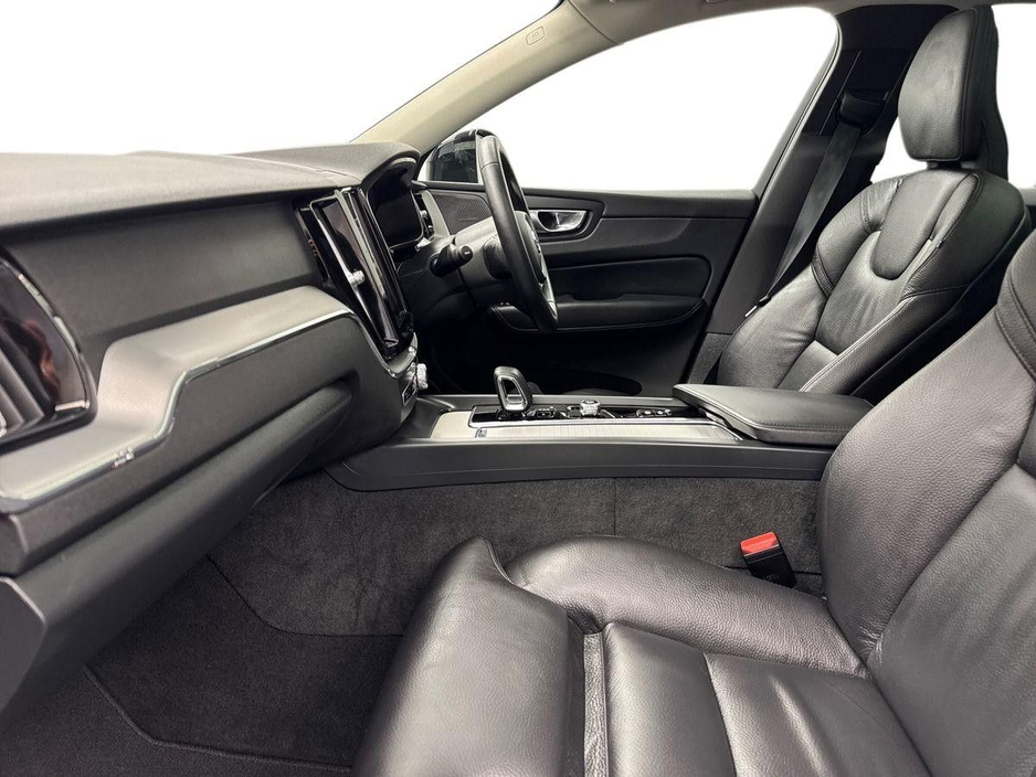 2023 Volvo XC60 - image 2