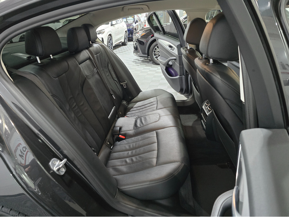 2018 BMW 5 Series - image 10