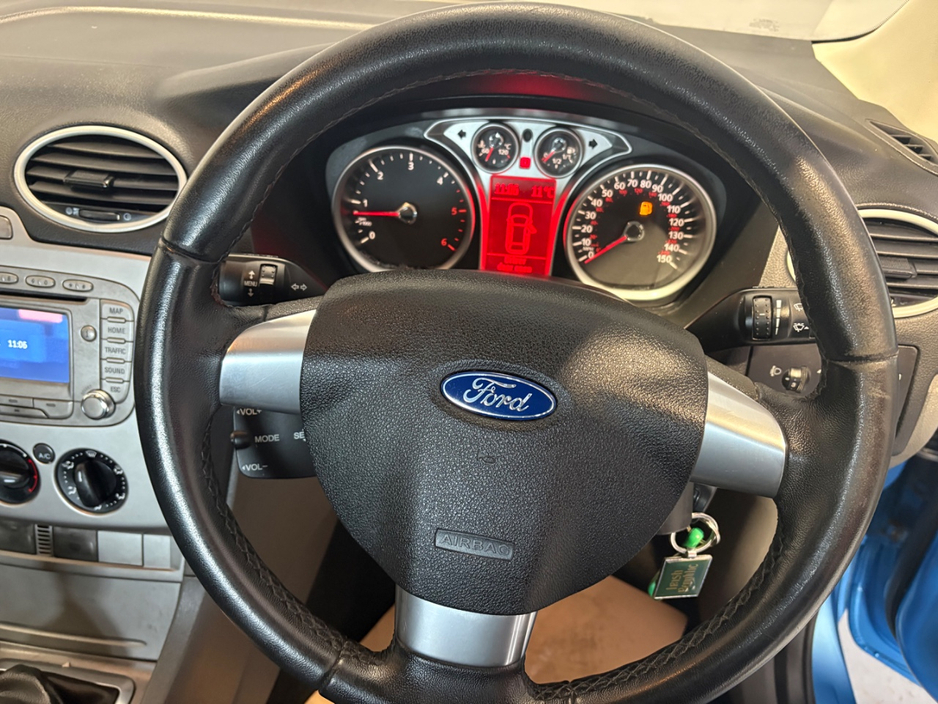 2011 Ford Focus - image 9