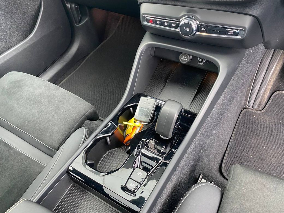 2022 Volvo XC40 - image 13