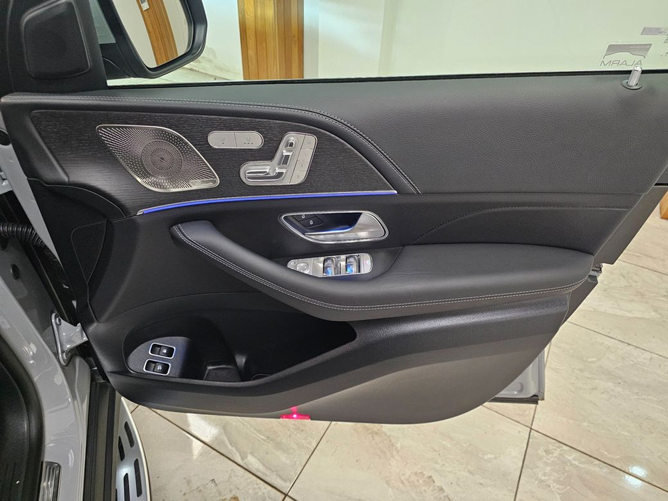 2025 Mercedes-Benz GLE Class - image 13