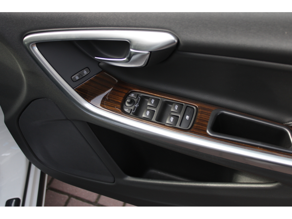 2018 Volvo V60 - image 10