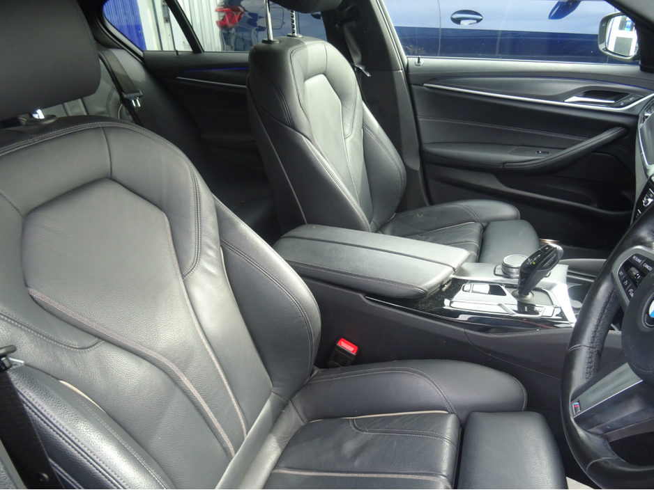 2021 BMW 5 Series - image 18