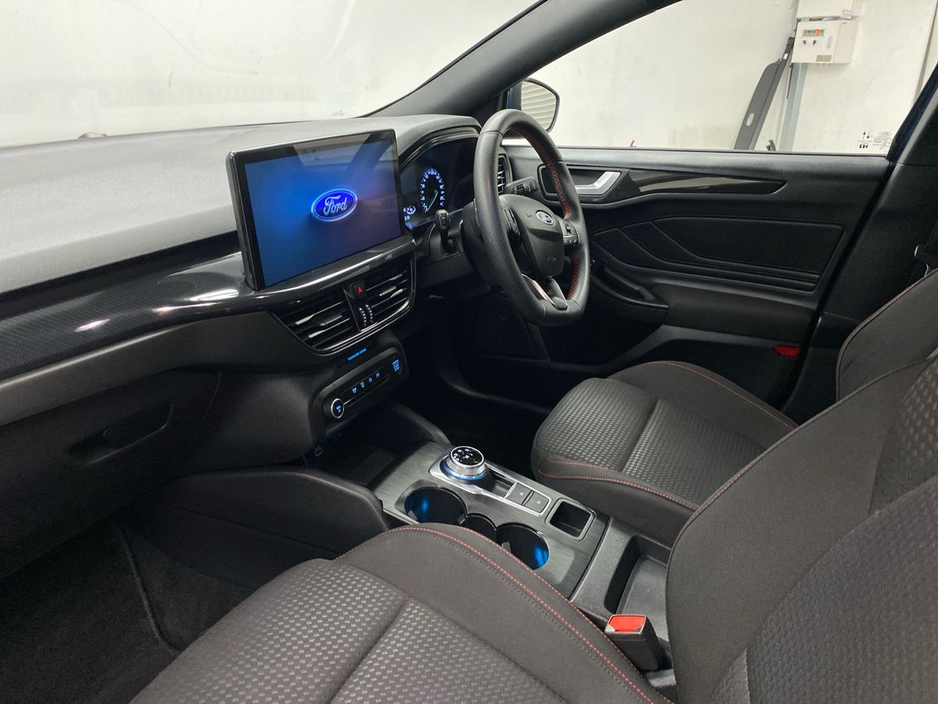 2023 Ford Focus - image 2