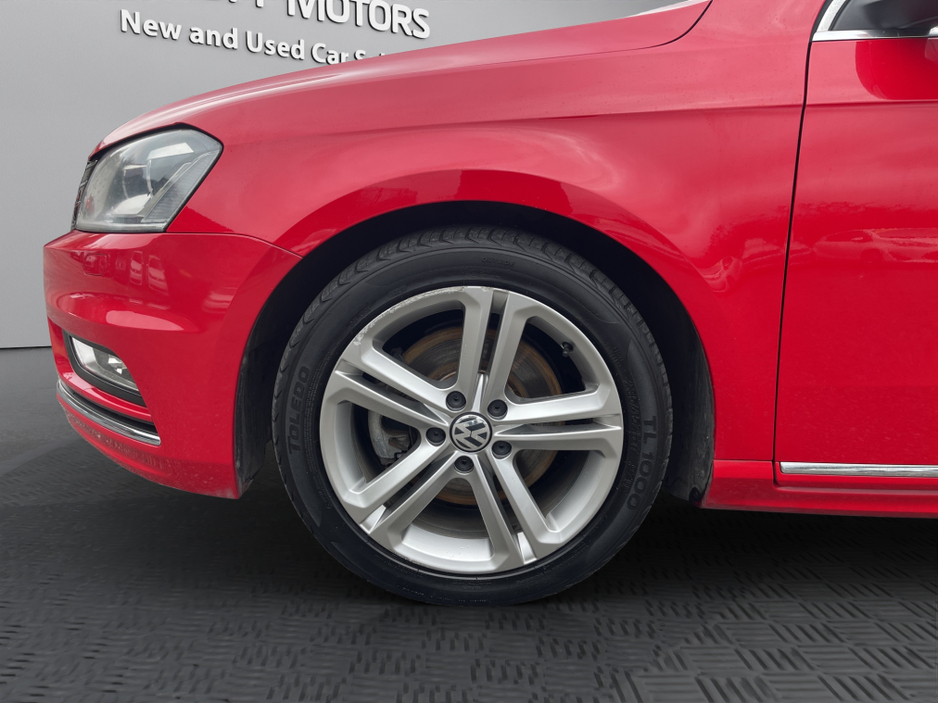 2015 Volkswagen Passat - image 9