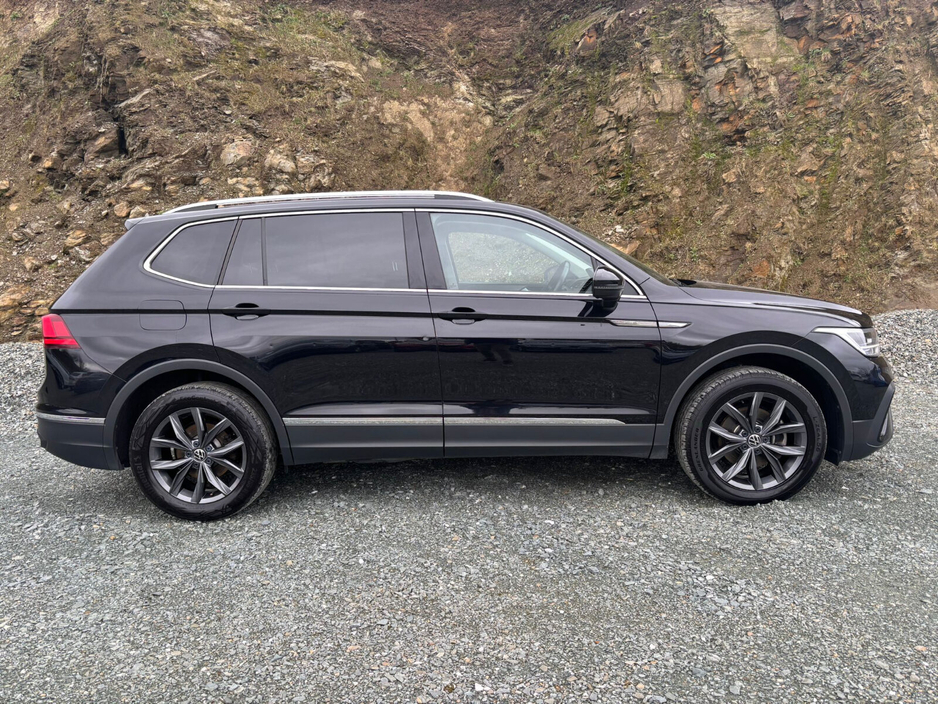 2023 Volkswagen Tiguan - image 2