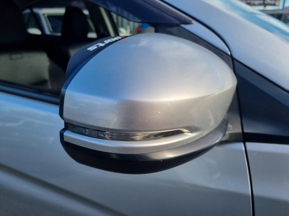 2016 Honda Grace - image 21