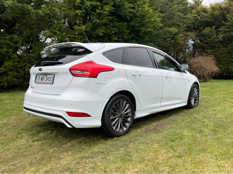 2017 Ford Focus - image 9