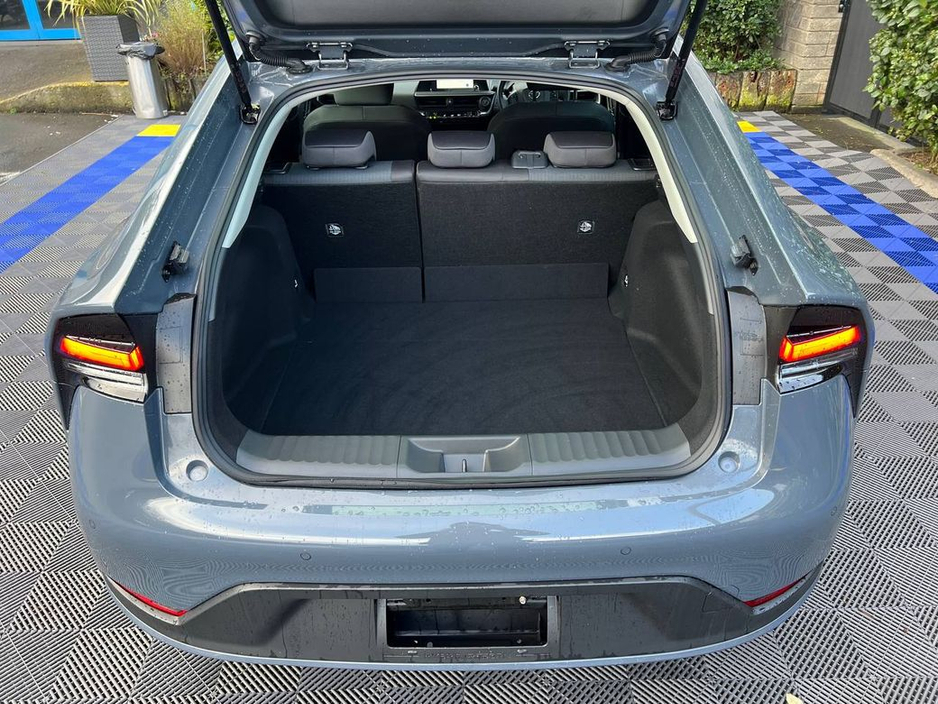 2024 Toyota Prius 1.8 HYBRID // LIKE NEW 3, 000 KM // DIGITAL CLUSTER // ADAPTIVE CRUISE CONTROL €29,950