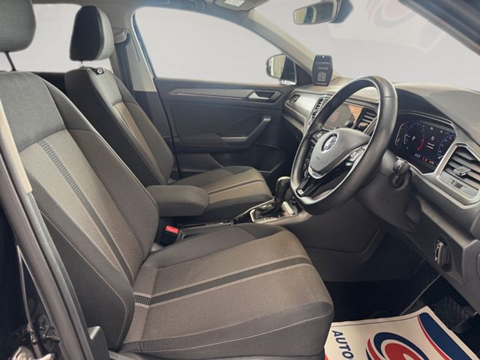 2021 Volkswagen T-Roc - image 11