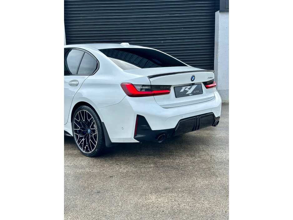 2022 BMW 3 Series - image 10