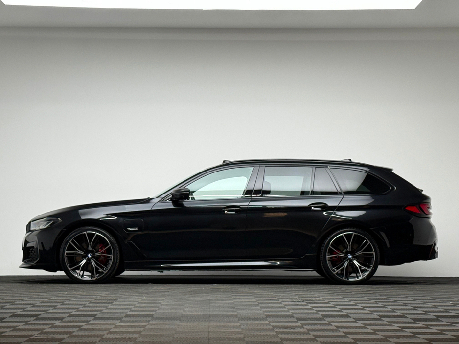 2023 BMW 5 Series - image 4