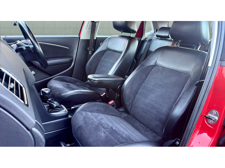 2016 Volkswagen Polo *HIGHLINE* 35,000KMS / LEATHER / HEATED SEATS / CAMERA / AUTO €13,900