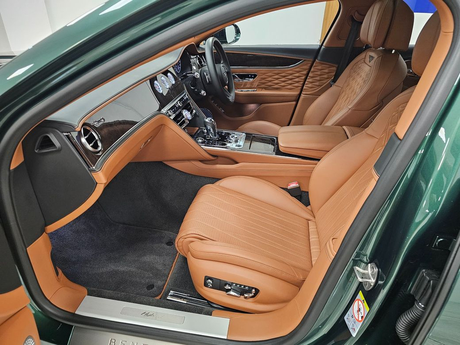 2022 Bentley Flying Spur V6 Hybrid Auto // Racing Green €164,950