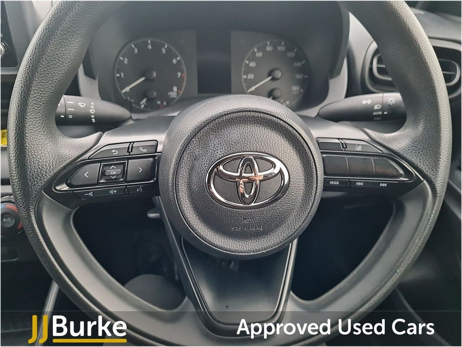 2022 Toyota Yaris - image 18