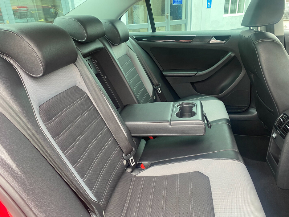 2017 Volkswagen Jetta - image 12