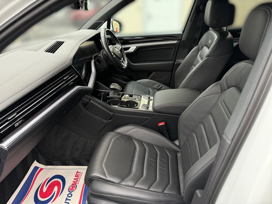 2019 Volkswagen Touareg V6 R-LINE TECH 3.0 TDI **286 BHP**REVERSE CAMERA**BODY KIT**BLACK PACK**XENONS**MEMORY SEATS**FSH**MINT** €52,750