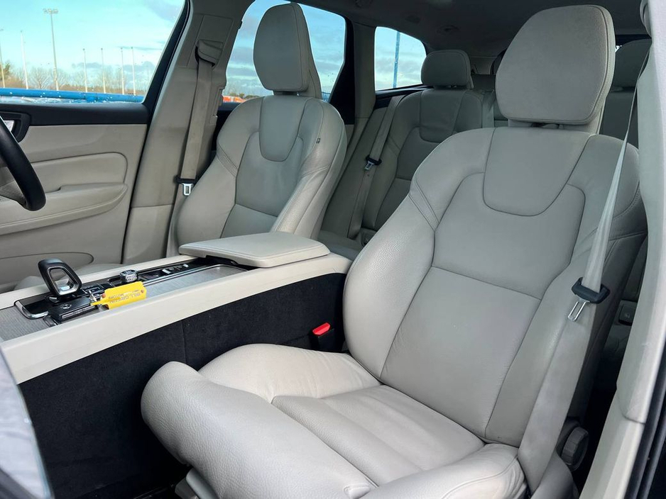 2023 Volvo XC60 T6 PLUS DARK AWD 2.0 * HUGE SPEC * // OPENING PAN ROOF // 360 PARKING CAMERAS // APPLE CARPLAY/ANDROID AUTO €38,900