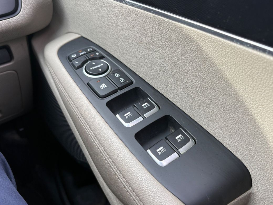 2016 Kia Sorento - image 10