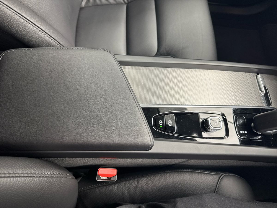 2022 Volvo XC60 - image 20