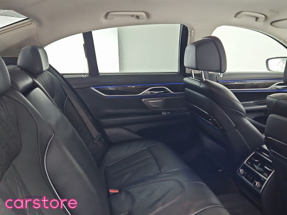 2016 BMW 7 Series - image 10