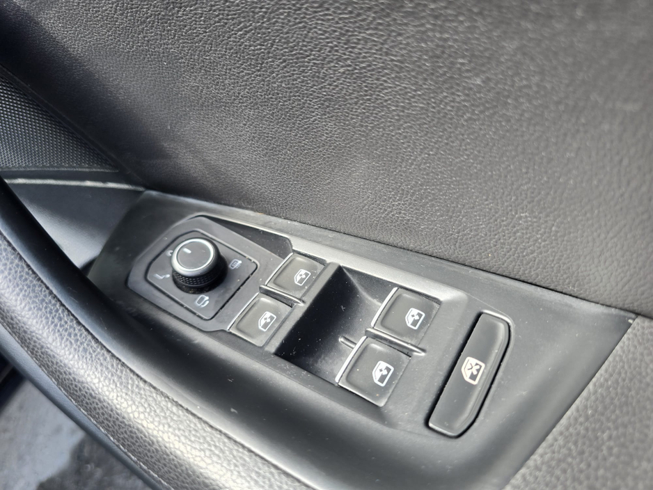 2016 Volkswagen Passat - image 27