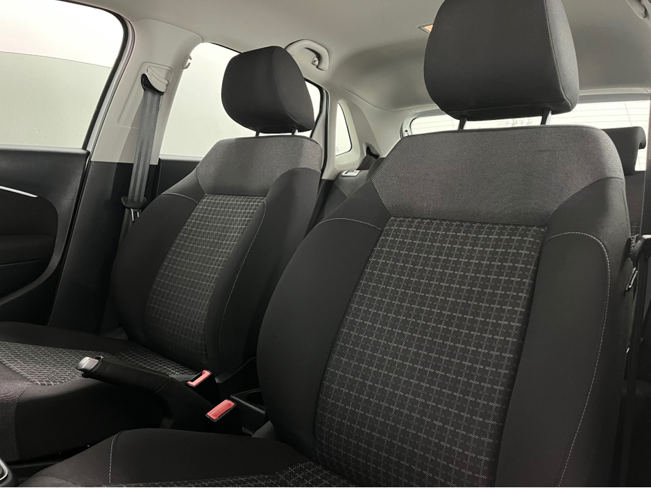 2014 Volkswagen Polo - image 24