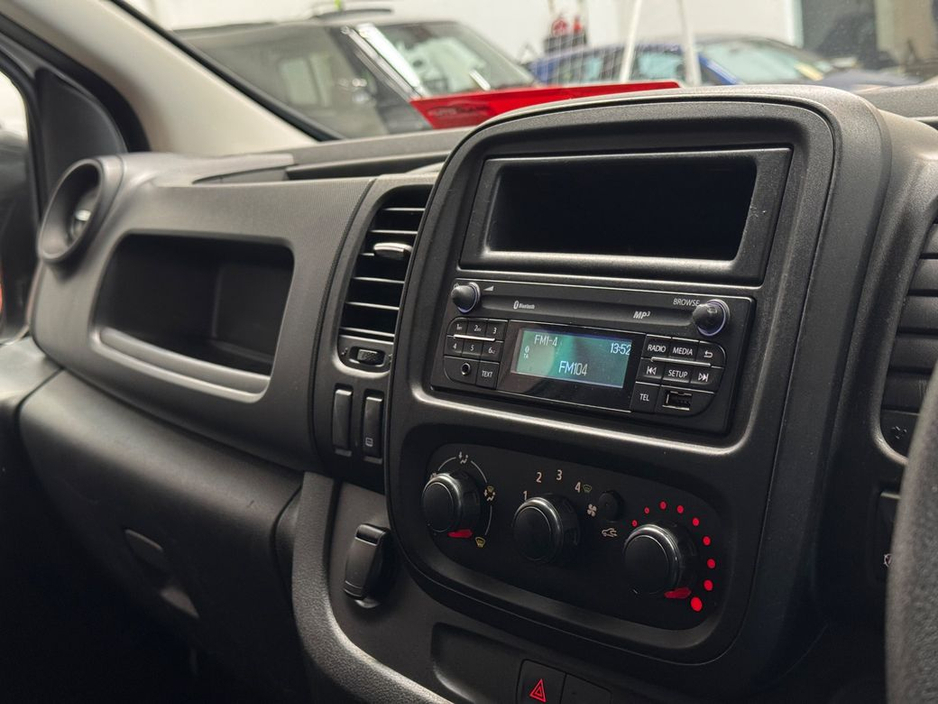 2021 Renault Trafic - image 10