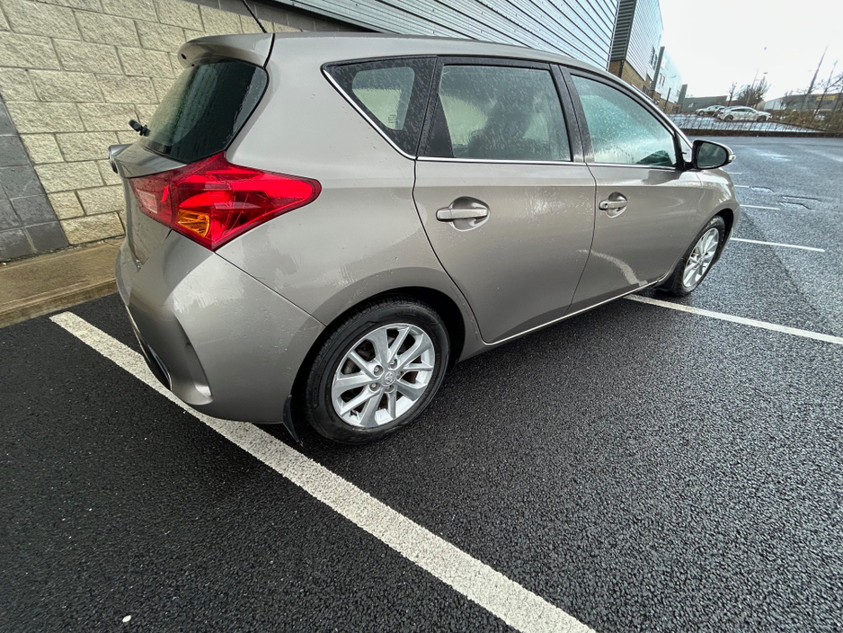 2014 Toyota Auris - image 7