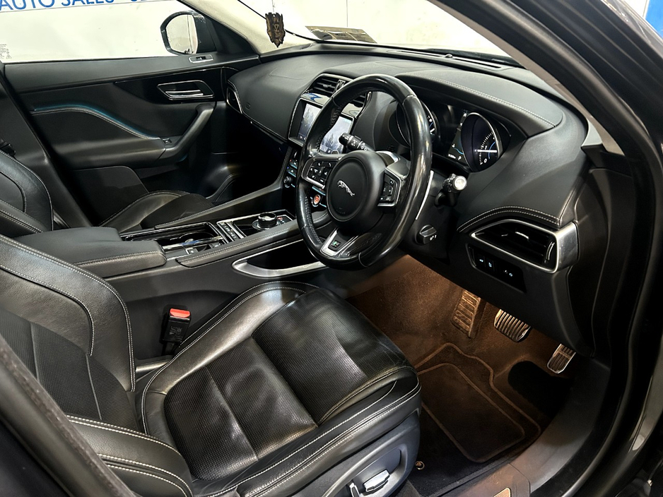 2020 Jaguar F-Pace - image 10